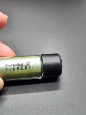 MAC Pigment Loose Eyeshadow - " Gilded Green"
